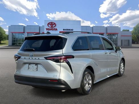 Certified 2023 Toyota Sienna XLE w/ XLE Plus Package AWD/4WD image 5