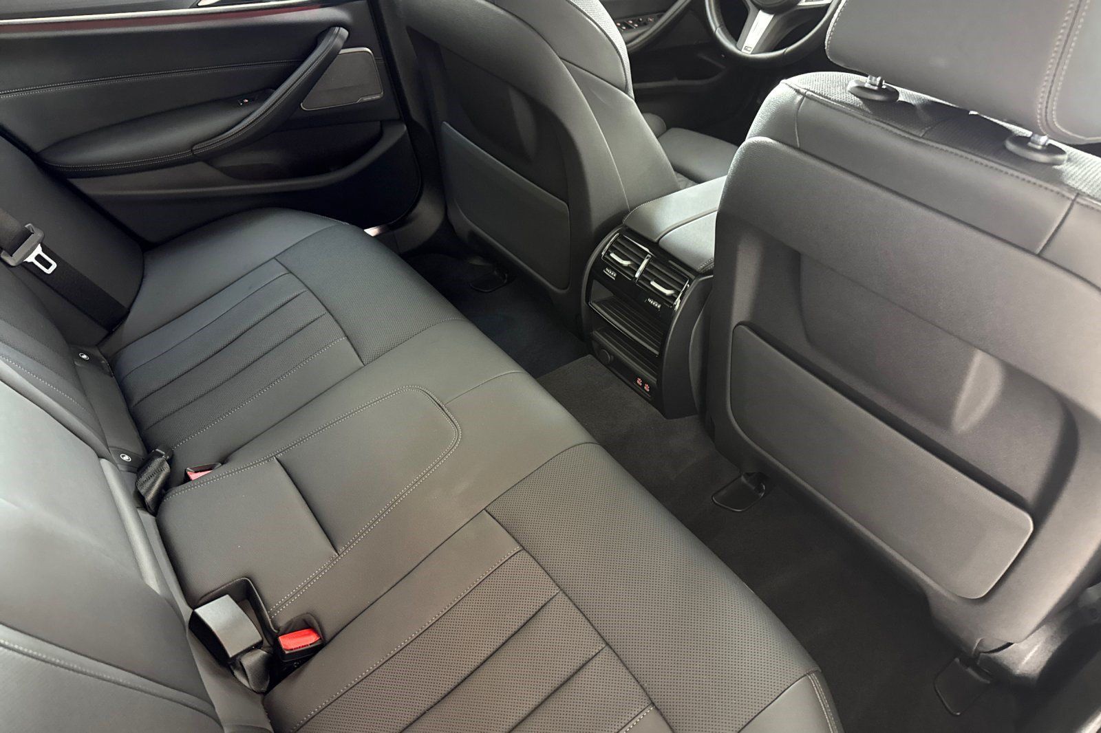 Used 2023 BMW 540i w/ M Sport Package RWD image 34