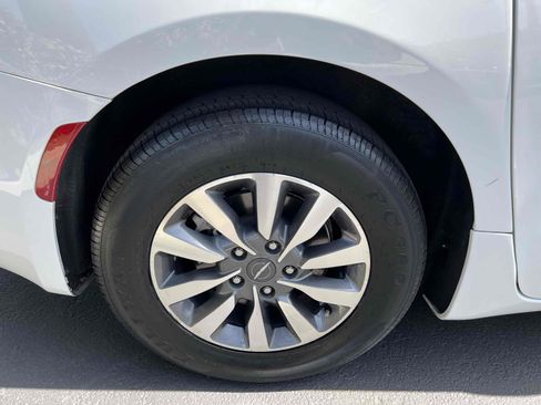 Used 2023 Chrysler Pacifica Touring-L image 74