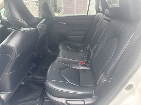 Used 2023 Toyota Highlander XLE image 13
