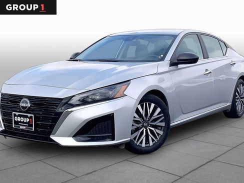 Used 2025 Nissan Altima 2.5 SV FWD image 1
