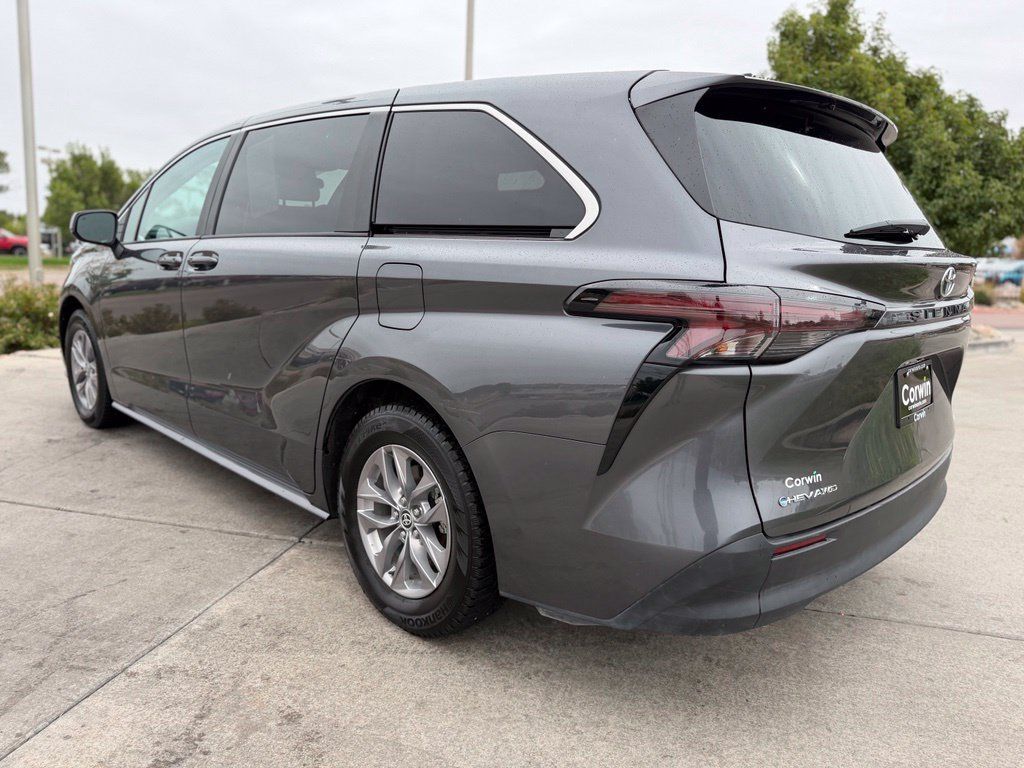 Used 2025 Toyota Sienna LE AWD/4WD image 5