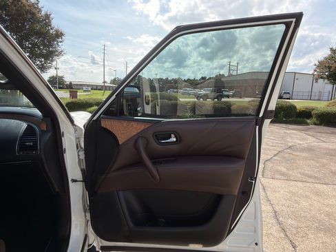 Used 2016 INFINITI QX80 Limited AWD/4WD image 12