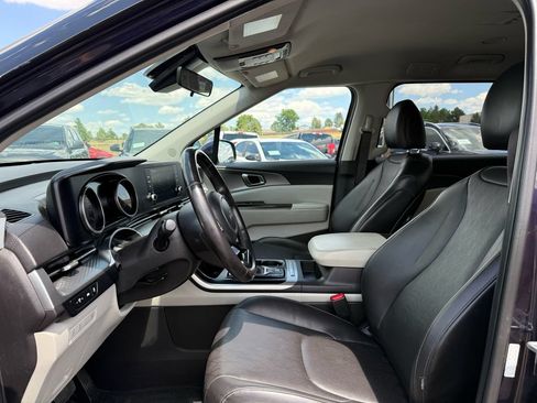 Used 2023 Kia Carnival LX FWD image 15