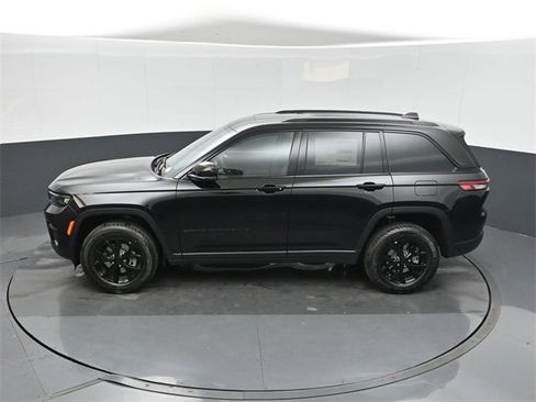 New 2025 Jeep Grand Cherokee Altitude image 32