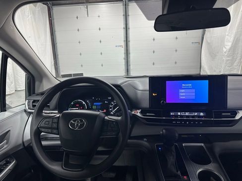Used 2025 Toyota Sienna LE image 16