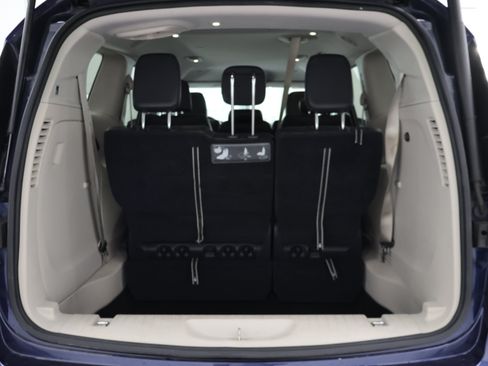 Used 2017 Chrysler Pacifica Touring-L FWD image 28