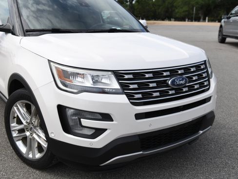 Used 2017 Ford Explorer Limited w/ Equipment Group 301A FWD image 4