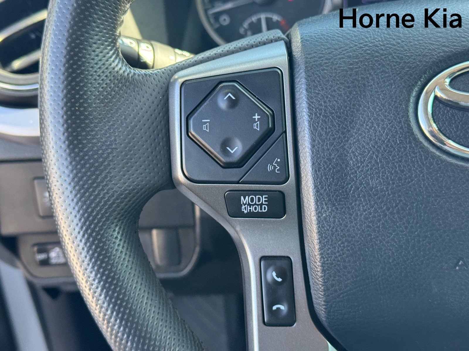 Used 2020 Toyota Tacoma SR5 RWD image 18