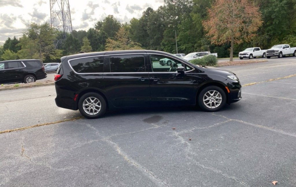 Used 2025 Chrysler Pacifica Select FWD image 3