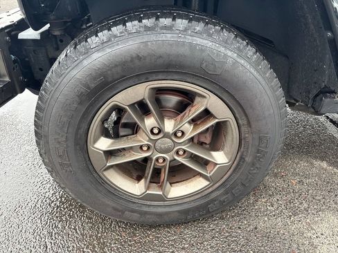 Used 2017 Jeep Wrangler Unlimited Sahara image 11