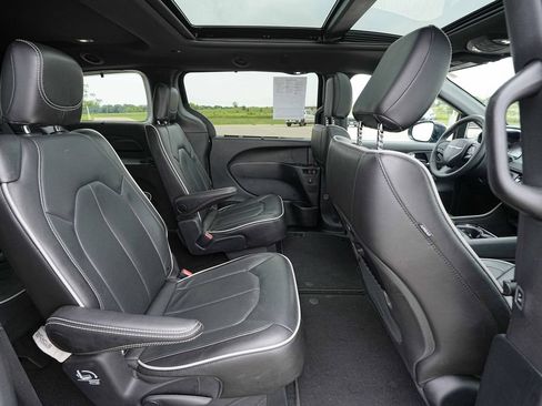 Used 2025 Chrysler Pacifica Limited FWD image 23