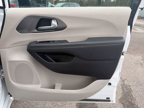 Used 2024 Chrysler Pacifica Touring-L image 27