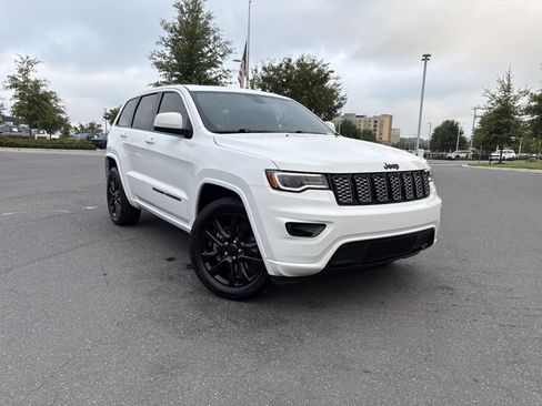 Used 2022 Jeep Grand Cherokee Laredo X AWD/4WD image 2