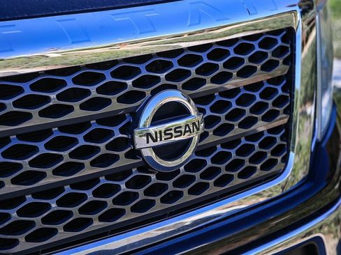 Used 2017 Nissan Titan SV image 11