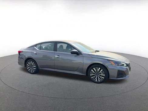 Used 2024 Nissan Altima 2.5 SV image 2