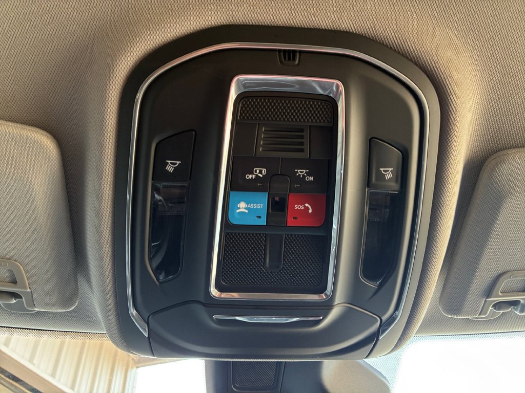 Used 2023 Jeep Grand Cherokee Laredo AWD/4WD image 7