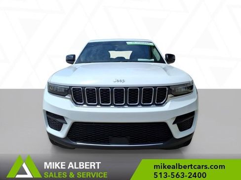 Used 2023 Jeep Grand Cherokee Laredo AWD/4WD image 2