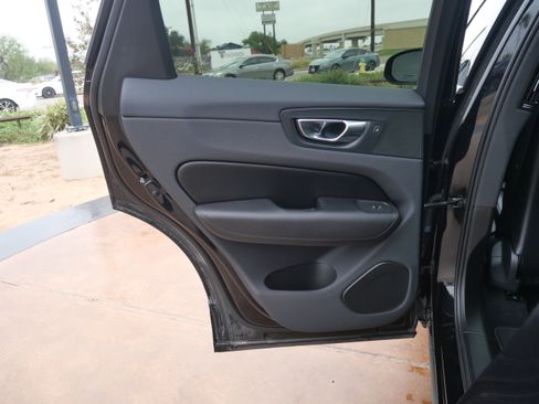 Used 2019 Volvo XC60 T5 Momentum w/ Protection Package Premier image 7