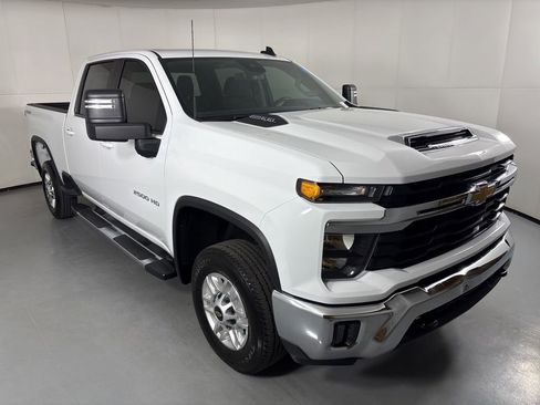 Used 2025 Chevrolet Silverado 2500 LT w/ Convenience Package AWD/4WD image 2