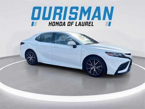 Used 2023 Toyota Camry SE image 2