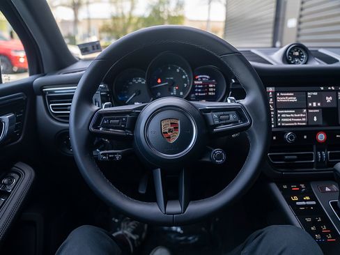 Certified 2026 Porsche Macan AWD/4WD image 6