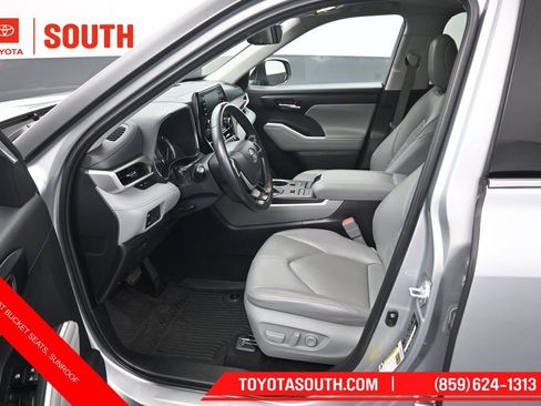 Used 2022 Toyota Highlander XLE AWD/4WD image 9