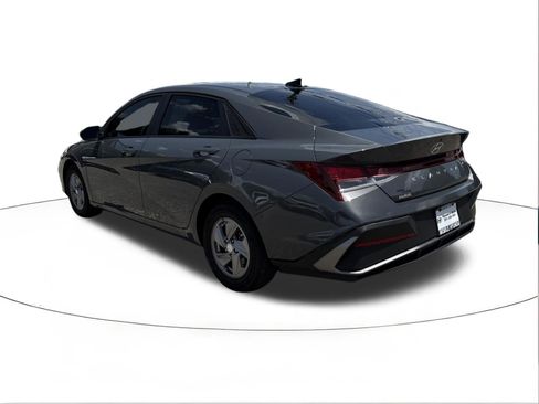 Certified 2025 Hyundai Elantra SE FWD image 5