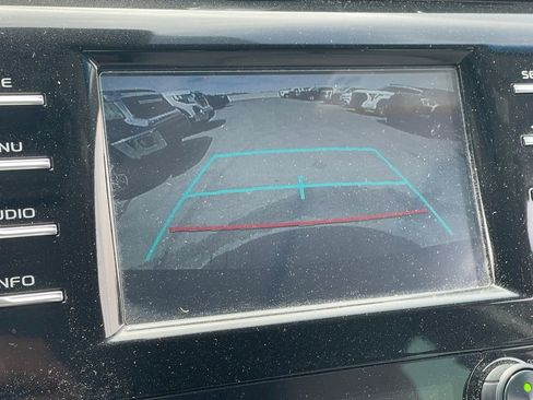 Used 2018 Toyota Camry SE image 11