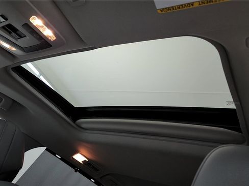 Used 2024 Toyota Sienna XLE image 27