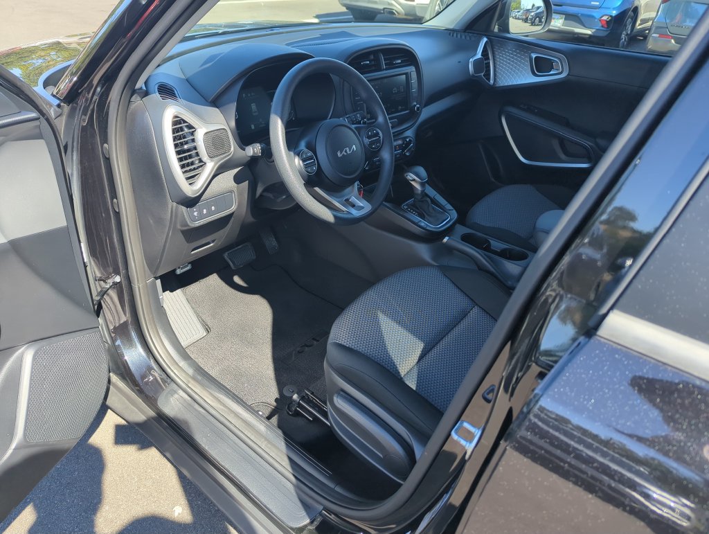 Used 2025 Kia Soul LX FWD image 13