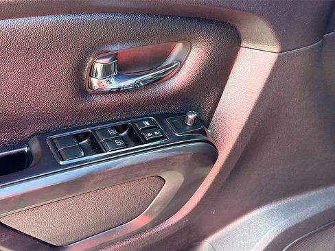 Used 2019 Nissan Titan SV w/ SV Convenience Package AWD/4WD image 19