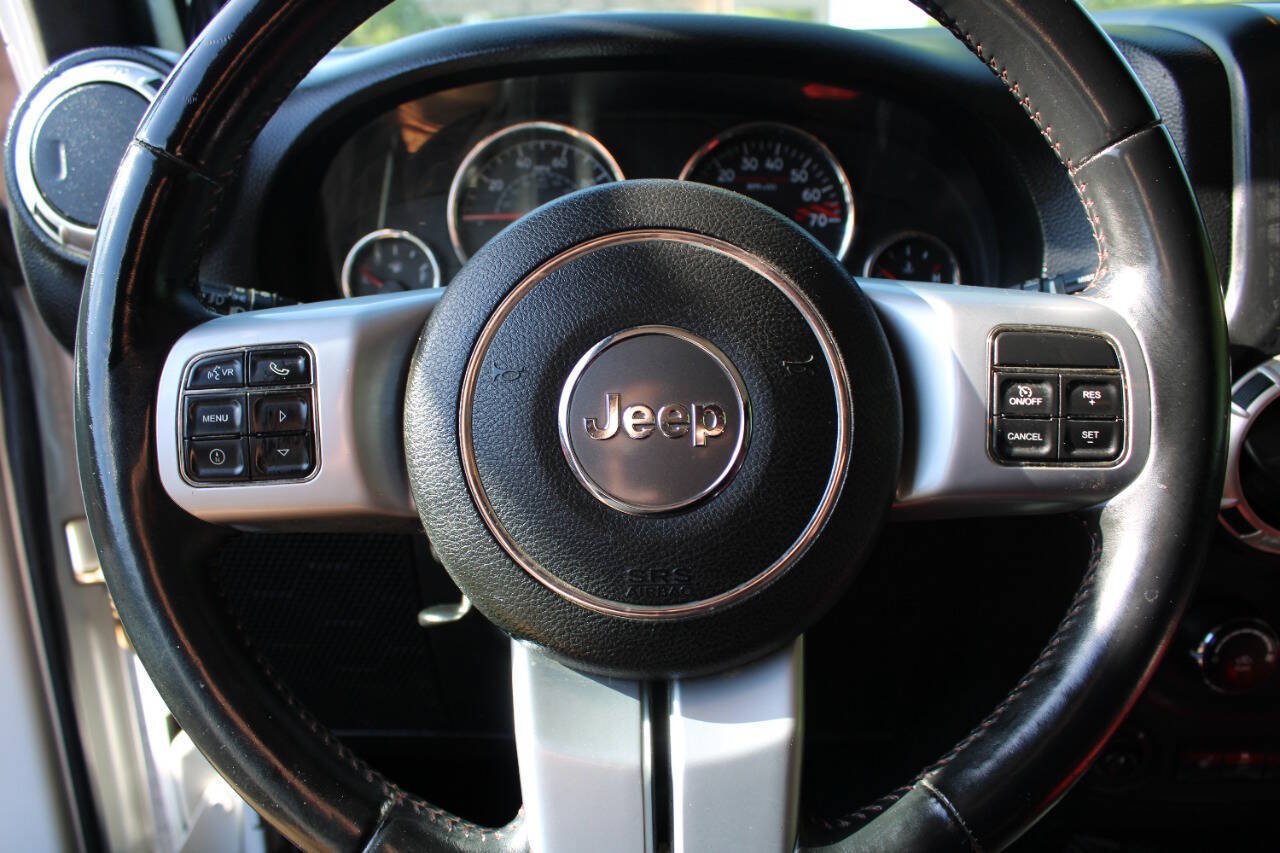 Used 2013 Jeep Wrangler Unlimited Rubicon AWD/4WD image 37