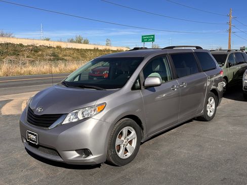 Used 2012 Toyota Sienna LE image 2