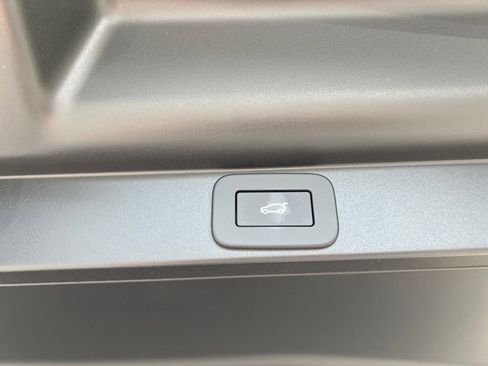 New 2025 Land Rover Range Rover SE image 32