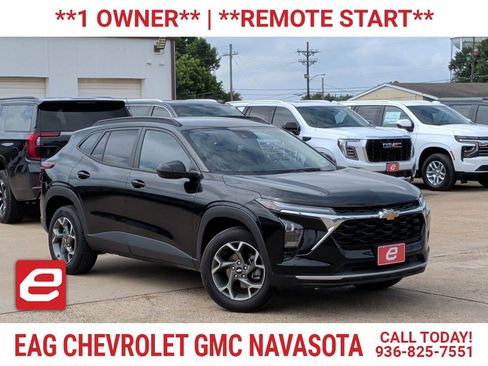 Used 2025 Chevrolet Trax LT FWD image 1