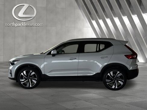 Used 2025 Volvo XC40 B5 Plus image 1
