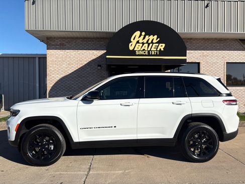 New 2025 Jeep Grand Cherokee Altitude image 2