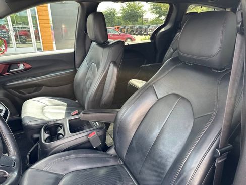 Used 2019 Chrysler Pacifica Touring-L FWD image 23