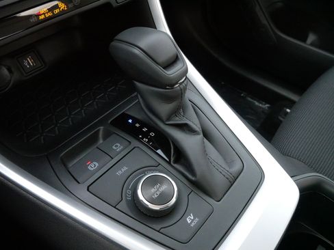 Certified 2025 Toyota RAV4 LE image 24