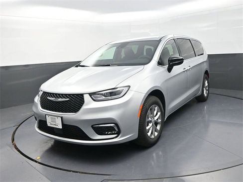 New 2026 Chrysler Pacifica Select image 3