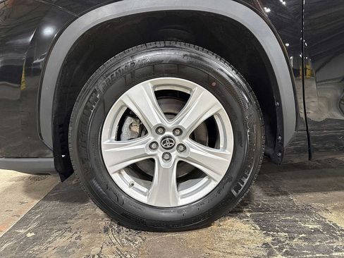 Used 2024 Toyota Highlander LE FWD image 10