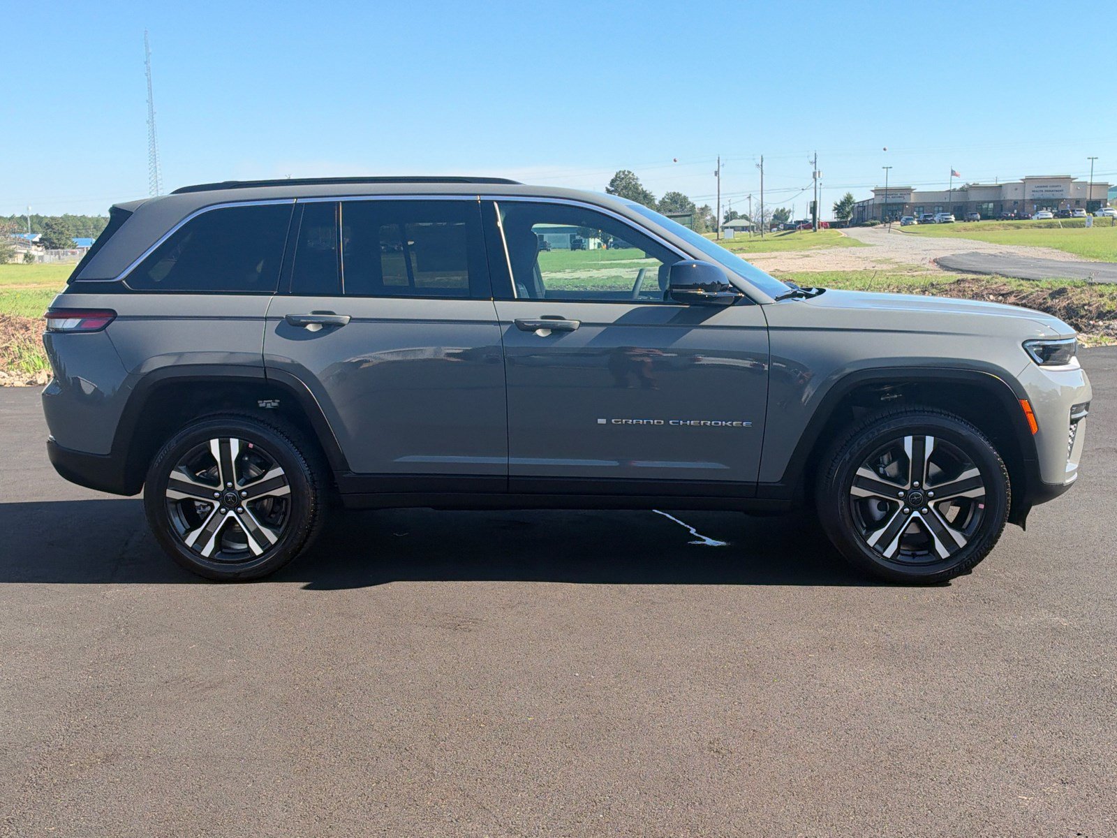 New 2027 Jeep Grand Cherokee Limited AWD/4WD image 4