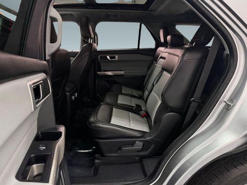 Used 2022 Ford Explorer XLT w/ Equipment Group 202A AWD/4WD image 12