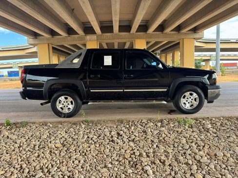 Used 2005 Chevrolet Avalanche Z66 w/ Sun And Sound Package RWD image 2