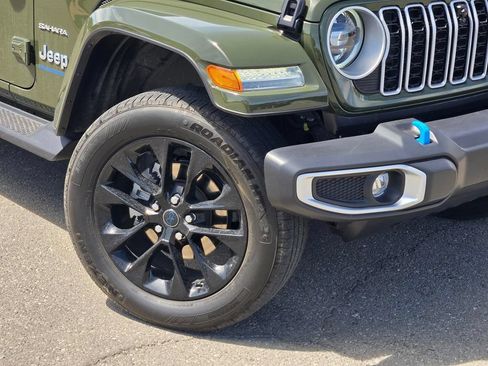 Used 2024 Jeep Wrangler Unlimited Sahara w/ Technology Group AWD/4WD image 9