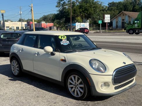 Used 2019 MINI Cooper 4-Door Hardtop FWD image 3