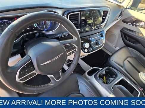 Used 2023 Chrysler Pacifica Touring-L image 12
