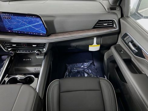 New 2025 Chevrolet Suburban Premier image 25