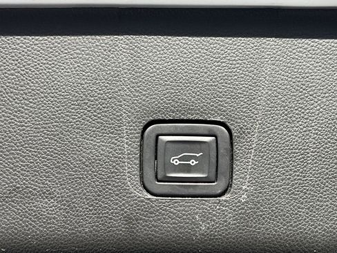 Used 2023 Chevrolet Traverse LT FWD image 25